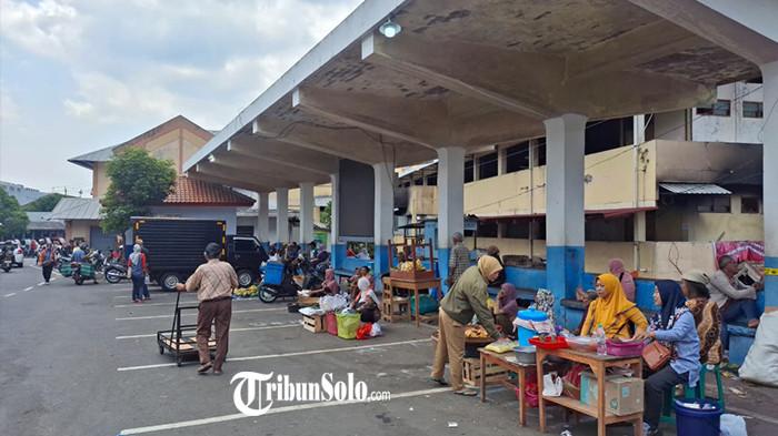 Pedagang menggelar lapak darurat, Selasa (7/10/2025), pasca kebakaran melanda Pasar Kota Wonogiri