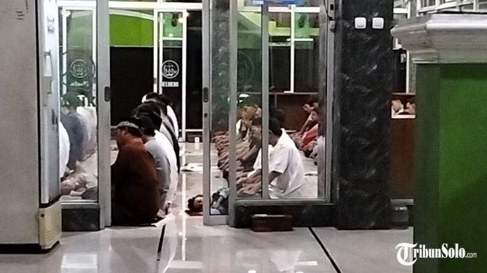 TARAWIH PERDANA : Pelaksanaan salat tarawih perdana di Masjid Jam'i Miftahul Jannah Klodran, Desa Klodran, Kecamatan Colomadu, Kabupaten Karanganyar, beberapa waktu lalu. Warga Muhammadiyah di Kabupaten Karanganyar resmi menetapkan 1 Ramadan 1447 H jatuh pada Rabu, 18 Februari 2026. Sementara itu, warga Nahdlatul Ulama (NU) masih menunggu keputusan resmi dari pemerintah.