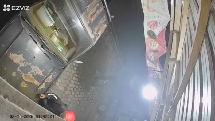 Terekam CCTV saat pelaku pembobolan toko di jalan Anggur V, Jajar Kota Solo, Selasa (17/2/2026) dini hari lalu.
