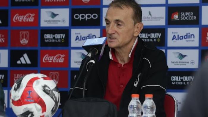 ANDALKAN PEMAIN MUDA - Pelatih Kepala Persis Solo Milomir Seslija saat pre-match press conference, Sabtu (28/2/2026). Empat pemain muda Persis Solo kembali menjadi pilihan utama pelatih Milomir Seslija untuk diturunkan sebagai starter saat menghadapi Persik Kediri.