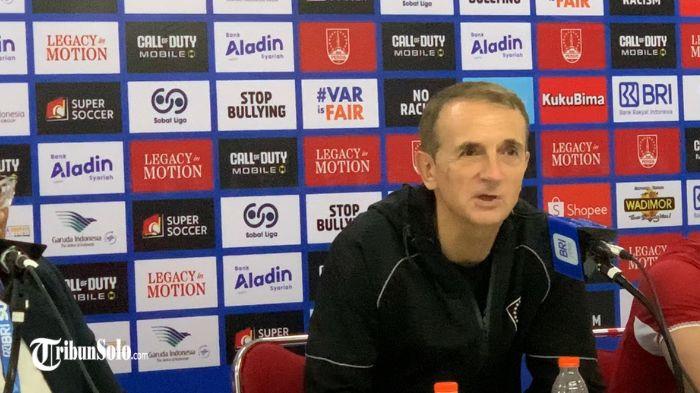 MENANG - Pelatih Kepala Persis Solo Milomir Seslija dalam konferensi pers usai pertandingan. Persis Solo akhirnya meraih kemenangan kandang perdana musim 2025/2026 usai menundukkan Persik Kediri 2-1 di Stadion Manahan Solo, dalam laga dramatis yang diwarnai kartu merah dan penalti, serta mendapat apresiasi dari pelatih dan pemain.