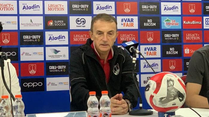 JUMPA PERS- Pelatih Persis Solo Milomir Seslija atau Milo memberikan keterangan usai menjamu Dewa United di Stadion Manahan, Sabtu (16/5/2026)