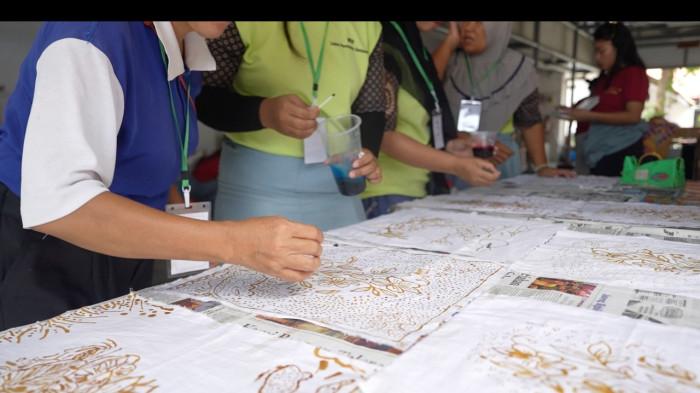 Pelatihan membatik srikandi pln