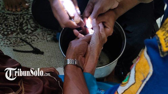 Jerit Nenek Mukini, Jari Bengkak Gegara Cincin Emas, Damkar Wonogiri Bantu Melepas
