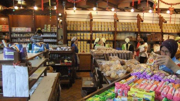 ROTI LEGENDARIS SOLO - Pemandangan di dalam Toko Roti Orion Solo di Jalan Jendral Urip Sumoharjo No. 80, Surakarta. Toko roti ini sudah eksis sejak 1932 hingga kini menjadi tempat oleh-oleh yang legendaris.
