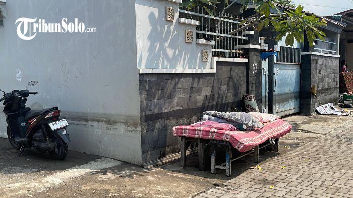 Pemandangan kasur, pakaian, hingga berbagai perabot rumah tangga