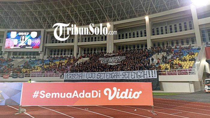 Sisi Lain Persis Solo vs Persita Tangerang: Pembentangan Spanduk Berbenah Ojo Setengah-setengah