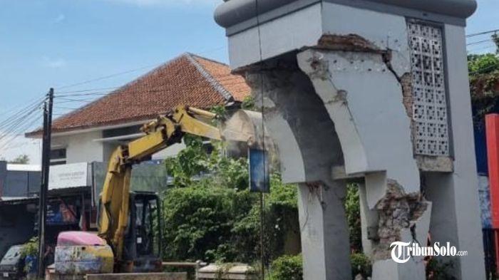 Pembongkaran dilakukan setelah bangunan gapura mengalami kerusakan parah