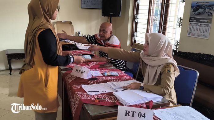 THR - Pemdes Bonyokan, Kecamatan Jatinom, Kabupaten Klaten, memberikan tunjangan hari raya (THR) perdana bagi warganya, Selasa (3/3/2026). Total sebanyak 1.122 kepala keluarga (KK) menerima bantuan tunai Rp150 ribu per KK