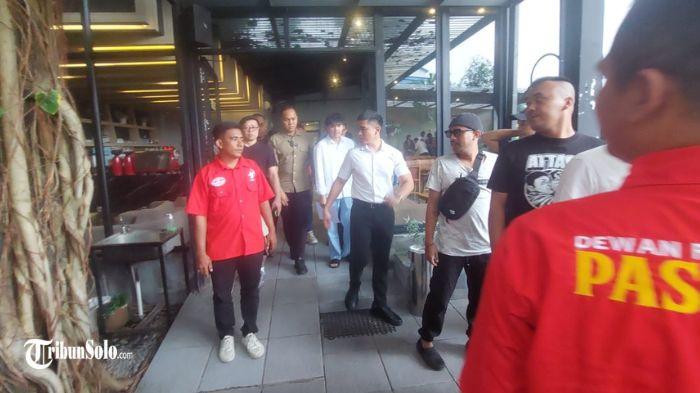 TEMUI SUPORTER - Pemilik Persis Solo, Kaesang Pangarep bertemu dengan perwakilan suporter Persis Solo, di sebuah kafe kawasan Stadion Manahan, Solo, pada Jumat (9/1/2029) siang. Saat ini, skuat Laskar Sambernyawa terpuruk di dasar klasemen Super League 2025/2026.