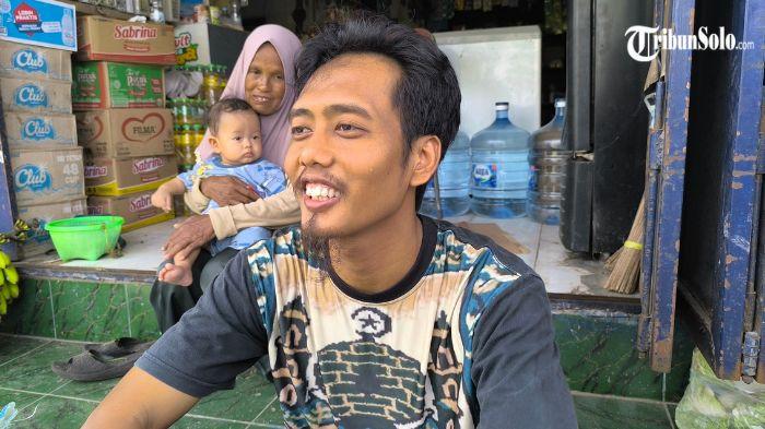 Pemilik toko, Taufik (30), saat menceritakan kejadian penipuan