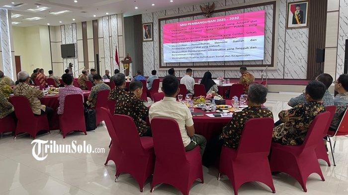 KUNJUNGAN DPR RI - Perwakilan Pemkab Sukoharjo menerima kunjungan kerja Komisi II DPR RI pada Jumat (22/5/2026) lalu. Kunjungan tersebut guna memastikan pengawasan lahan sawah dilindungi (LSD) dan lahan pertanian pangan berkelanjutan (LP2B) berjalan optimal demi mendukung program swasembada pangan nasional.