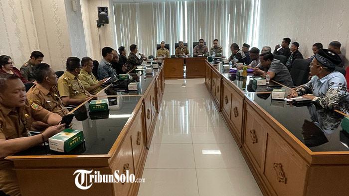 FASILITASI PERTEMUAN - Pemkab Sukoharjo saat menggelar pertemuan dengan warga Desa Parangjoro dan pemilik warung mie babi yang diprotes warga beberapa waktu terakhir, di Menara Wijaya lantai 9, Selasa (21/4/2026). Warga secara tegas meminta agar usaha kuliner non halal ditiadakan atau dicabut dari wilayah mereka.