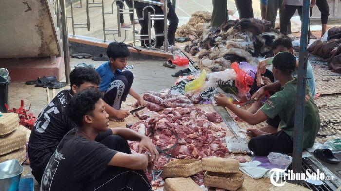 Pemotongan daging kurban di Ponpes Al Barru, Wonogiri, Rabu (27/5/2026).