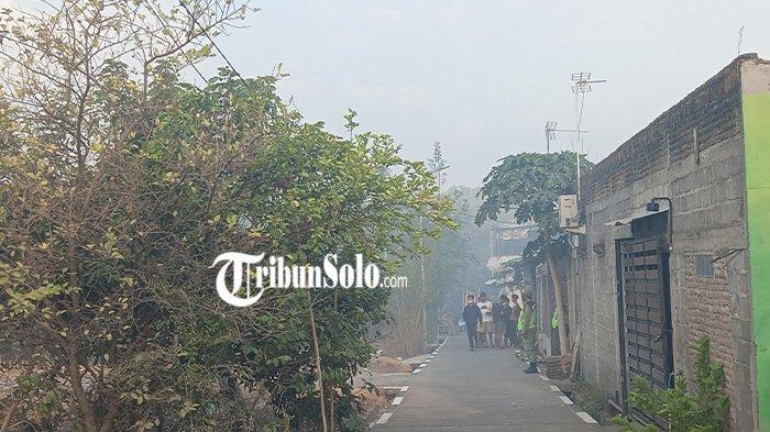 KONDISI Pemukiman Berjarak 100 Meter dari Kebakaran TPA Putri Cempo, Jarak Pandang Sampai Terbatas