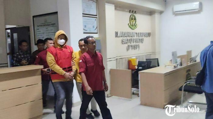TERSANGKA - Penampakan AM, seorang ASN Pemkab Karanganyar yang ditetapkan tersangka dugaan korupsi penyelewengan retribusi pedagang kaki lima (PKL) di Kabupaten Karanganyar, Rabu (29/4/2026). Penetapan tersangka ini dilakukan setelah penyidik Kejari Karanganyar mengantongi sejumlah alat bukti yang dinilai cukup kuat.