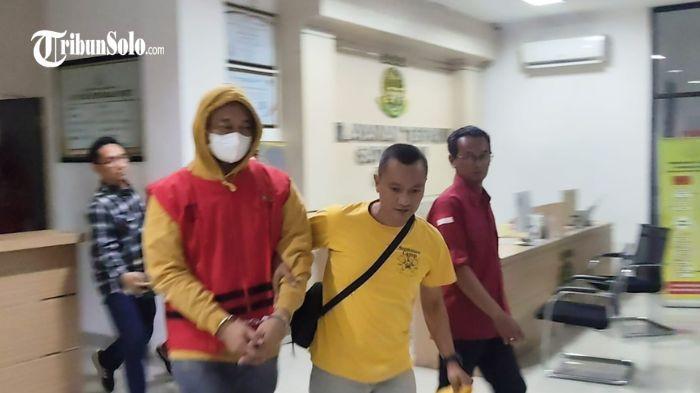 Penampakan AM, seorang ASN Pemkab Karanganyar yang ditetapkan tersangka dugaan korupsi