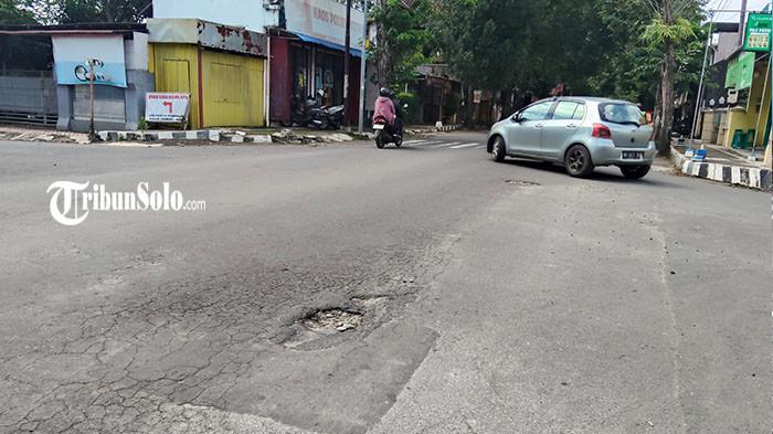 PERBAIKAN JALAN - Penampakan jalan Yudomo, salah satu jalan di Karanganyar yang akan mendapatkan perawatan jalan jelang Libur Idul Fitri 1447 H atau Lebaran 2026, Rabu (11/3/2026). Total terdapat 75 ruas jalan kabupaten yang menjadi sasaran pemeliharaan dan tersebar di 17 kecamatan di Kabupaten Karanganyar.