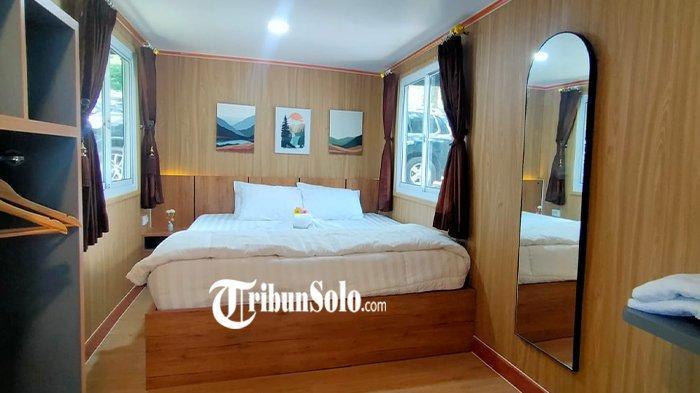 Penampakan kontainer yang berisi kamar seperti kamar hotel berbintang di Tenggir Glamping,  tepatnya di kawasan Tenggir Park, di dekat Candi Sukuh, Desa Berjo, Kecamatan Ngargoyoso, Kabupaten Karanganyar, Minggu (30/7/2022).