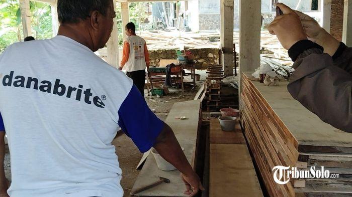 PENCURIAN - Penampakan lokasi pencurian handphone oleh pria yang mengenakan pakaian rapi, di Dusun Manjar, Desa Dawung, Kecamatan Matesih, Kabupaten Karanganyar, Selasa (5/5/2026). Pelaku diketahui memanfaatkan kelengahan korban saat sedang makan di lokasi pembangunan masjid.