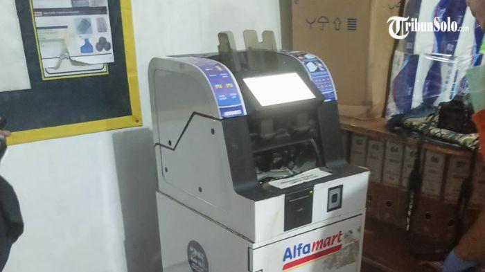 DIBOBOL - Penampakan mesin mesin penyimpanan uang (Cash Deposit Machine/CDM) di Alfamart Lawu 3 yang berlokasi di Jalan Lawu Tegalasri, Kelurahan Bejen, Kecamatan Karanganyar. Peristiwa tersebut terjadi di Alfamart Lawu 3 pada Senin, 16 Maret 2026.