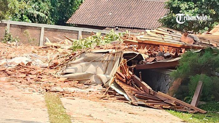 ROBOH - Penampakan rumah Joglo megah yang dirobohkan, Selasa (25/11/2025) di Dusun Begajah, Kelurahan Popongan, Kecamatan/Kabupaten Karanganyar. Diduga ada masalah perselisihan keluarga yang mendasari kejadian tersebut.