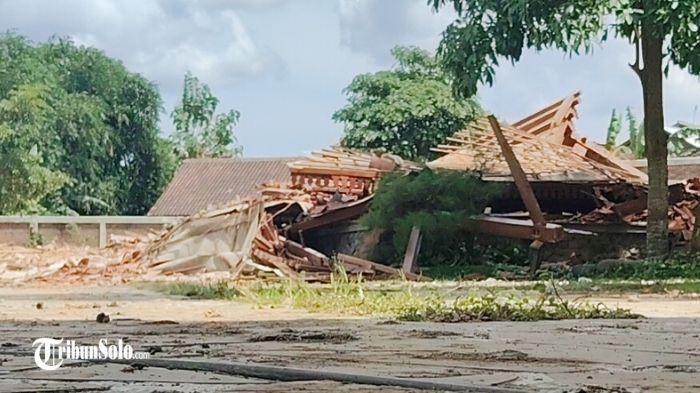 ROBOH - Penampakan rumah Joglo megah yang dirobohkan, Selasa (25/11/2025) di Dusun Begajah, Kelurahan Popongan, Kecamatan/Kabupaten Karanganyar. Diduga ada masalah perselisihan keluarga yang mendasari kejadian tersebut.