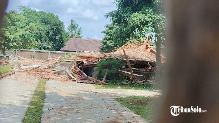 ROBOH - Penampakan rumah Joglo megah yang dirobohkan, Selasa (25/11/2025) di Dusun Begajah, Kelurahan Popongan, Kecamatan/Kabupaten Karanganyar. Diduga ada masalah perselisihan keluarga yang mendasari kejadian tersebut.