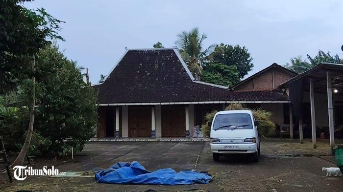 RUMAH MANTAN ISTRI TARMAN - Penampakan rumah mantan istri Mbah Karman di Dusun Talang, Desa Ngepungsari, Kecamatan Jatipuro, Kabupaten Karanganyar, Jumat (10/10/2025). Viral di media sosial Mbah Karman, pria berusia 74 tahun menikahi wanita muda berusia 24 tahun asal Kabupaten Pacitan, Jawa Timur, dengan mahar seperangkat alat shalat dan cek senilai Rp 3 miliar viral di media sosial.