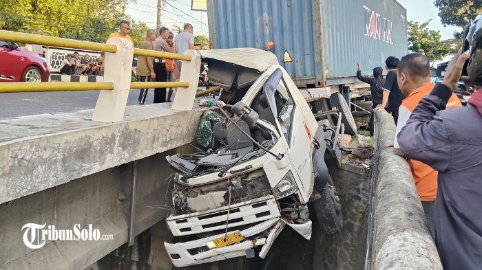 KECELAKAAN - Penampakan truk trailer yang tabrak badan jembatan Kali Cemoro, batas Kabupaten Karanganyar dan Sragen, Senin (25/4/2026). Akibat kecelakaan tersebut, sopir truk mengalami luka-luka dan harus menjalani perawatan di RSUD dr Moewardi Solo.