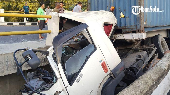 Penampakan truk trailer yang tabrak badan jembatan Kali Cemoro