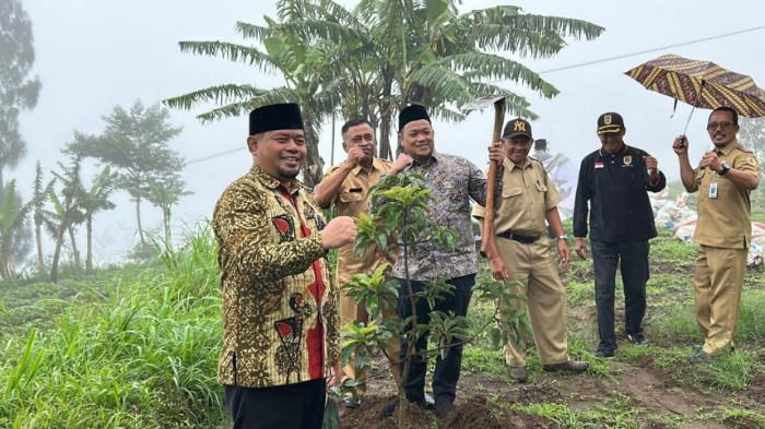 DPRD Klaten Gelar Aksi Penanaman Pohon, Untuk Hijaukan Daratan Tinggi dan Jaga Ketahanan Pangan!