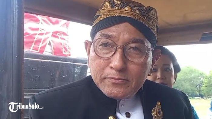 JUMENENGAN -  Pengageng Parentah Keraton Kasunanan Solo KGPH Dipokusumo saat ditemui Sabtu (15/11/2025). Ia menerangkan bahwa Kirab mengelilingi kawasan keraton merupakan bentuk deklarasi adanya raja baru yang telah mengukuhkan diri.