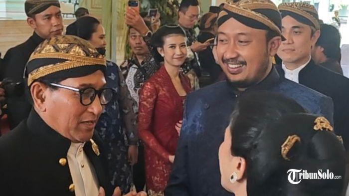 JUMENENGAN MANGKUNEGARA X - Pengageng Parentah PB XIV Purbaya, KGPHAP Dipokusumo  (kiri) saat bertegur sapa dengan Pakubuwono XIV Hangabehi saat peringatan kenaikan tahta ke-4 KGPAA Mangkunegara X, Selasa (27/1/2026). PB XIV Purbaya absen dalam acara itu.
