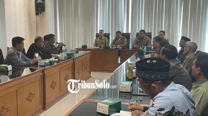 MEDIASI - Pengelola sekaligus pemilik usaha mie babi Tengah Sawah, Jodi Sutanto, dimediasi dengan Warga Desa Parangjoro, Kecamatan Grogol, Kabupaten Sukoharjo, pada Selasa (21/4/2026).