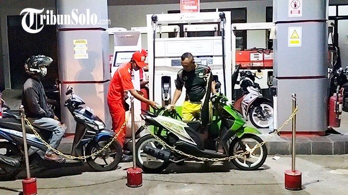 Pengendara mengisi BBM sendiri di SPBU Teras Boyolali, Rabu (2/11/2022). Hal ini seperti yang ada di luar negeri, di mana mengisi bensin bisa sendiri.