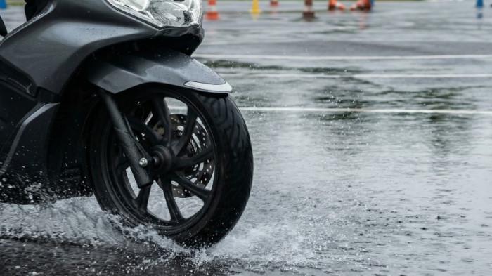 Lagi Musim Hujan, Yuk Simak 5 Teknik Pengereman Motor Matic yang Aman di Jalan Licin!