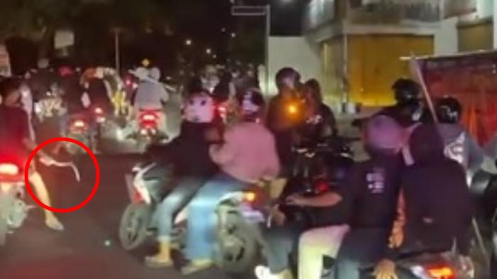 BIKIN RESAH. Dugaan pengeroyokan yang dilakukan di Karanganyar pada Minggu (23/11/2025). Terekam ada pelaku yang membawa sajam.