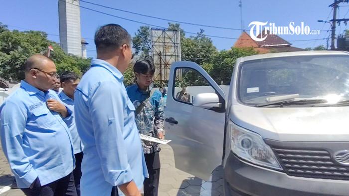 HADIRKAN MOBIL ESEMKA - Penggugat Mobil Esemka, Aufaa Luqmana Re A menghadirkan mobil jenis Bima Pickup second dalam persidangan yang digelar di Pengadilan Negeri Solo, Rabu (6/8/2025).  Majelis Hakim Pengadilan Negeri (PN) Solo akhirnya menolak gugatan wanprestasi yang dilayangkan oleh pemuda asal Solo Aufaa Luqmana Re A terkait mobil Esemka, Rabu (27/8/2025) siang.