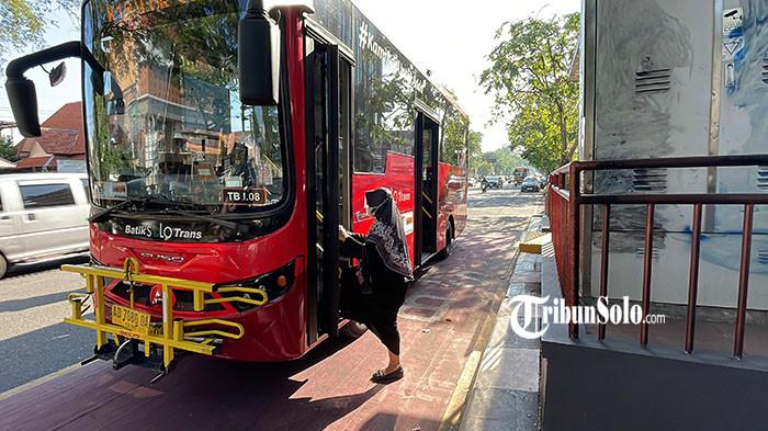 TAK TERDAMPAK PERTAMAX - Pengguna Batik Solo Trans (BST) saat menunggu di salah satu halte yang berada di jalan Slamet Riyadi Kota Solo, Kamis (11/6/2026). Meski harga Bahan Bakar Minyak (BBM) Pertamax mengalami kenaikan, BST ternyata tidak menaikkan tarifnya bagi pengguna.