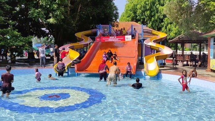 WISATA SRAGEN - Pengunjung menikmati wahana di Ndayu Park Sragen, Jawa Tengah, Jumat (24/6/2022). Berikut rekomendasi wisata di Sragen.