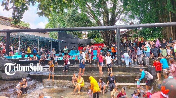 WISATA DI BOYOLALI - Pengunjung wisata Panorama Boyolali tengah menikmati wahana permainan air, Kamis (3/4/2025).