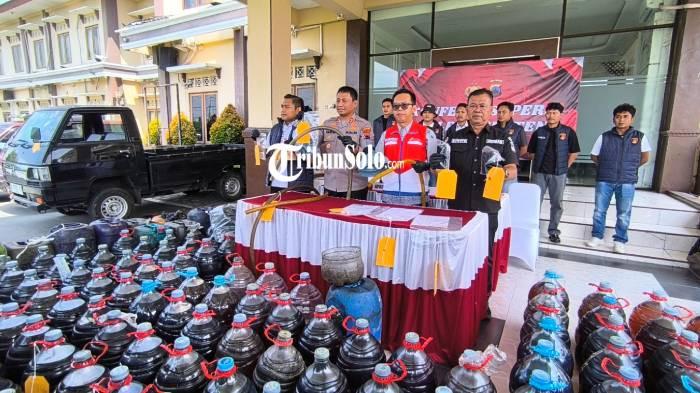 BARANG BUKTI. Timbun Solar Subsidi. Polisi Polres Klaten bongkar kasus penyalahgunaan Solar subsidi, di wilayah Kabupaten Klaten, Rabu (6/5/2026).