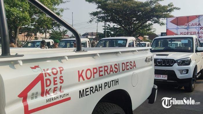 MOBIL KDMP - Penyerahan 30 unit mobil pick up Mahindra Scorpio 4x4 ke kepala unit KDMP di Kabupaten di Alun-alun Karanganyar, Senin (11/5/2026). Mobil pick up asal India itu nantinya digunakan untuk mendukung aktivitas distribusi dan operasional koperasi di sejumlah desa di Karanganyar.