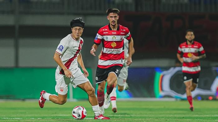 AKSI KODAI TANAKA - Penyerang Persis Solo, Kodai Tanaka, menggiring bola dalam laga melawan Madura United di Super League 2025/2026 pada Sabtu (9/8/2025) malam WIB di Stadion Gelora Madura Ratu Pamelingan, Stadion Gelora Bangkalan, Jawa Timur. Di pertandingan ini, Persis Solo menang. (Foto diunduh dari Instagram Persis Solo)