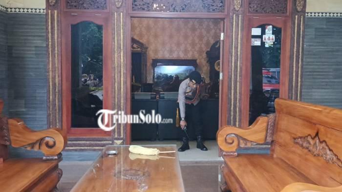 OLAH TKP. Polisi melakukan olah tempat kejadian perkara di rumah warga yang diduga dirampok pada Kamis (29/1/2026). Satu orang anak diketahui meninggal.