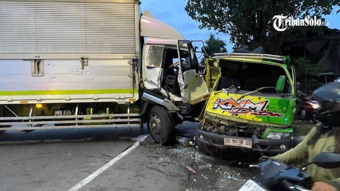 KECELAKAAN - Kecelakaan lalu lintas melibatkan tiga kendaraan terjadi di Desa Sraten, Kecamatan Gatak, Kabupaten Sukoharjo, tepatnya di Jalan Solo–Yogyakarta pada Rabu (19/11/2025) sekitar pukul 16.30 WIB. Peristiwa tersebut melibatkan truk tronton, truk pasir, dan sepeda motor Yamaha Beat