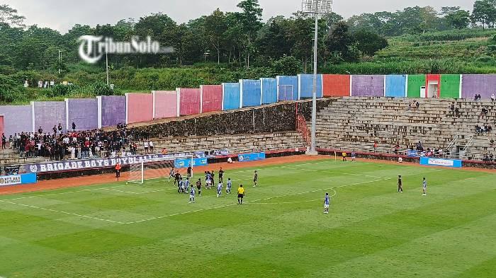 GARANG DI KANDANG. Persebi Boyolali tampil ganas saat menjamu Mahesa Jenar Muda Semarang di Stadion Kebo Giro Boyolali, Minggu (11/1/2026). Mereka menang 5-0.