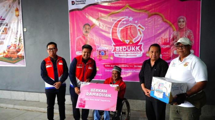 Pertamina bersama komunitas menyerahkan santunan kepada 50
