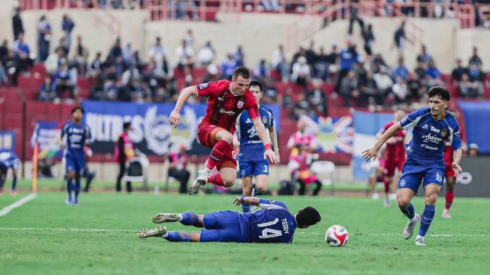 MASIH ADAPTASI - Pertandingan Persis Solo kontra PSIM Yogyakarta pada pertandingan pekan ke-20 BRI Super League 2025/2026 di Stadion Sultan Agung, Jumat (6/2/2026). Seiring kehadiran pemain baru, Persis masih mencoba beradaptasi dengan skuat anyar dan bekerja lebih keras demi meraih kemenangan di laga-laga berikutnya.